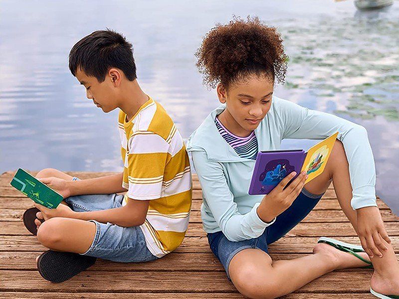 Kindle Paperwhite Kids - Niños leyendo