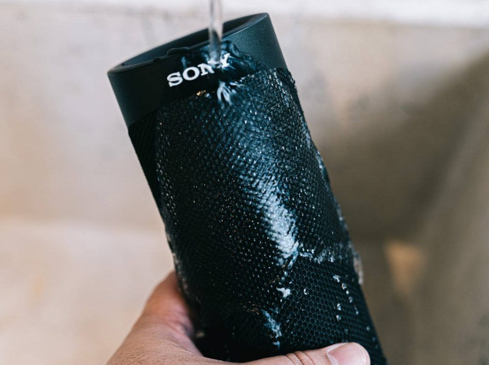 Sony SRS-XB23 - Bajo un chorro de agua
