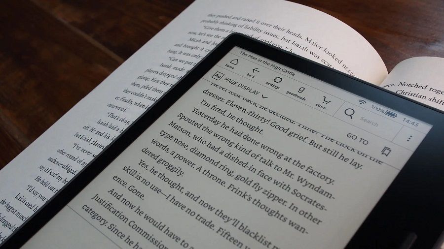 Amazon Kindle Oasis - Contraste con un libro real