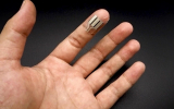 Este dispositivo convierte tu dedo sudoroso en un cargador de gadgets