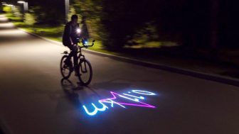 Esta empresa quiere colocar un proyector láser en tu bicicleta para proyectar direcciones GPS